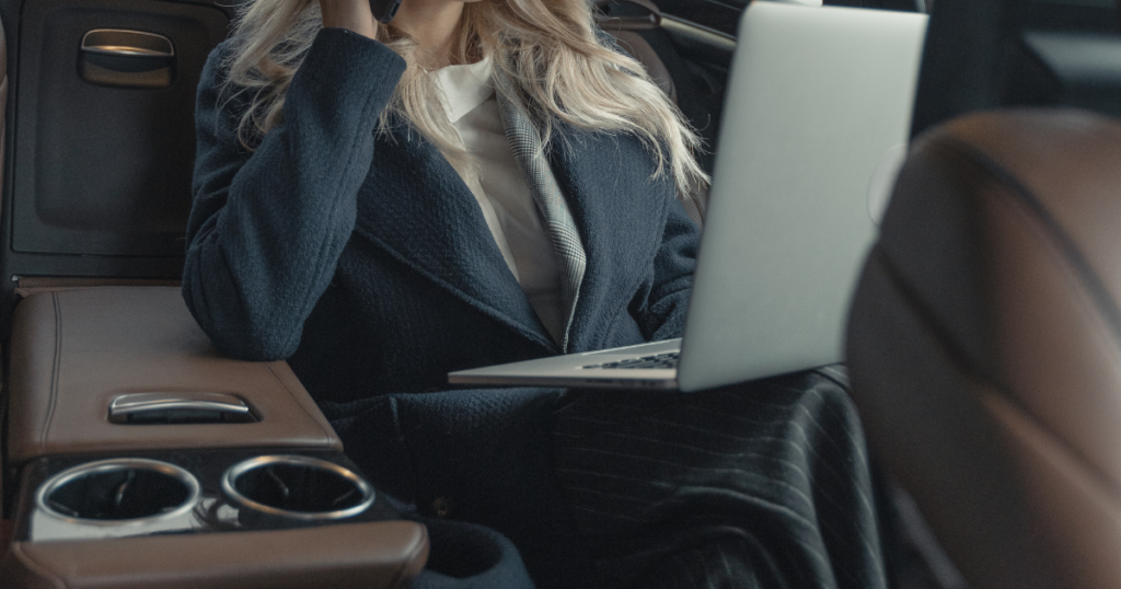 Image d'une femme sur son portable pour l'article "4 bonnes raisons de déléguer certaines opérations dans votre entreprise".